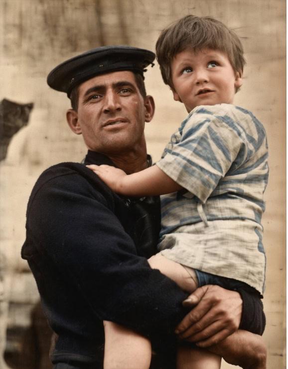Tom Crean holding young Peter Scott in Cardiff after the Terra Nova's return from Antarctica